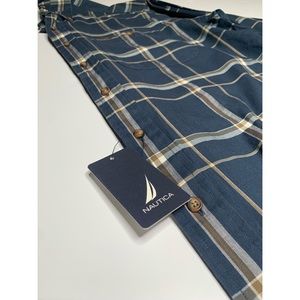 NWT BLUE PLAID NAUTICA BUTTON DOWN - MEDIUM